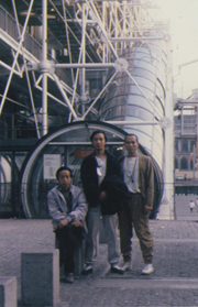 左起：黄永砅、顾德新、杨诘苍合影于庞比杜中心外， 1989