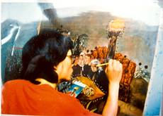 张晓刚在成都工作室，正创作的是作品《遗梦集－高高的祭台》，1987