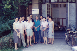 左起：施慧、陈仲常、刘正、万曼、王一波、冉娜、班尼尔、卢如来、朱伟、李健健、曹卫红，1986年摄于万曼壁挂研究所门前