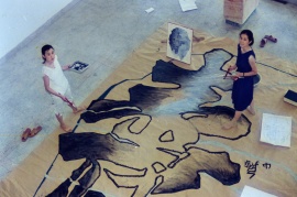 施慧（右）與朱偉製作選送瑞士洛桑《第十三屆國際壁掛雙年展》作品〈壽〉，1986年7月