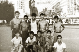 张宏图及其同学在天安门广场合照，背后是刚刚完成的宣传海报，摄于1966年