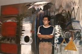 张健君站在他的作品〈时间/空间〉前，1983年