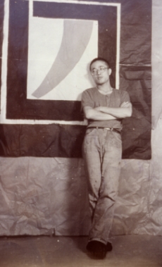 吴山专与其作品〈赤字字象制造者〉合影， 1985