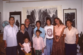 Ethan Cohen(右三)、Joan Lebold Cohen与李可染及其家人，李可染家中，八十年代初