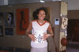 毛旭辉与写上「蠢驴」的观众留言合影，《新具象》展，上海静安区文化馆，1985年6月