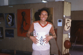 Photograph of Mao Xuhui with “Dumbass” note by audience, ‘New Concrete Image’ exhibition, Shanghai Jingan Cultural Centre, taken in June 1985.